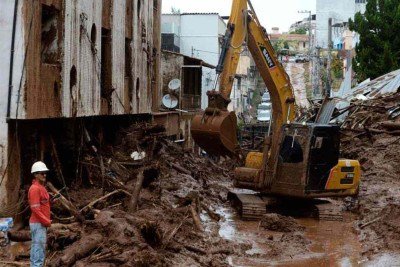 Máquinas trabalham para desobstruir vias por toda a cidade: 'Serão meses 
a fio para concluir obras, conter encostas e reabrir todos os caminhos' -  (crédito: Túlio Santos/EM/D.A.Press)