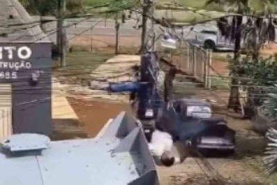 Para evitar o rompimento dos cabos, o funcionário subiu sobre o material transportado e tentou erguer os fios  -  (crédito: Reprodução/Redes Sociais)