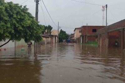 Chuva alaga ruas de Mato Verde, no Norte de Minas Gerais, neste domingo (1/3) -  (crédito: CBMMG/Divulgação)