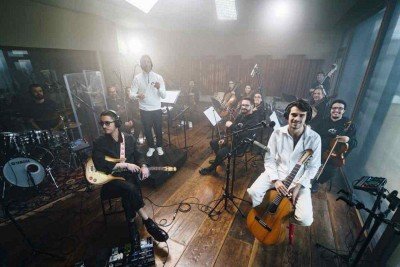 Zé Ibarra (à dir.) foi o convidado de uma das  NT Sessions, na semana passada; encontros serão divulgados em rede social e darão origem a shows no Rio -  (crédito: victor moura/divulgação)