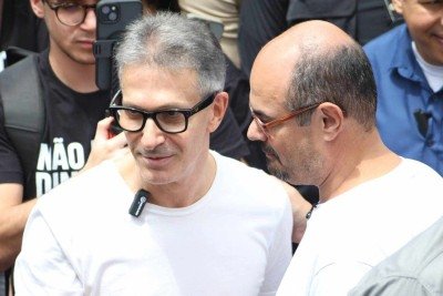 Zema e Simões em protesto na Praça da Liberdade: segundo o diagnóstico de pesquisas, se mantida até o fim, a candidatura de Zema afetará o desempenho de Simões -  (crédito: Marcos Vieira /EM/D.A Press)