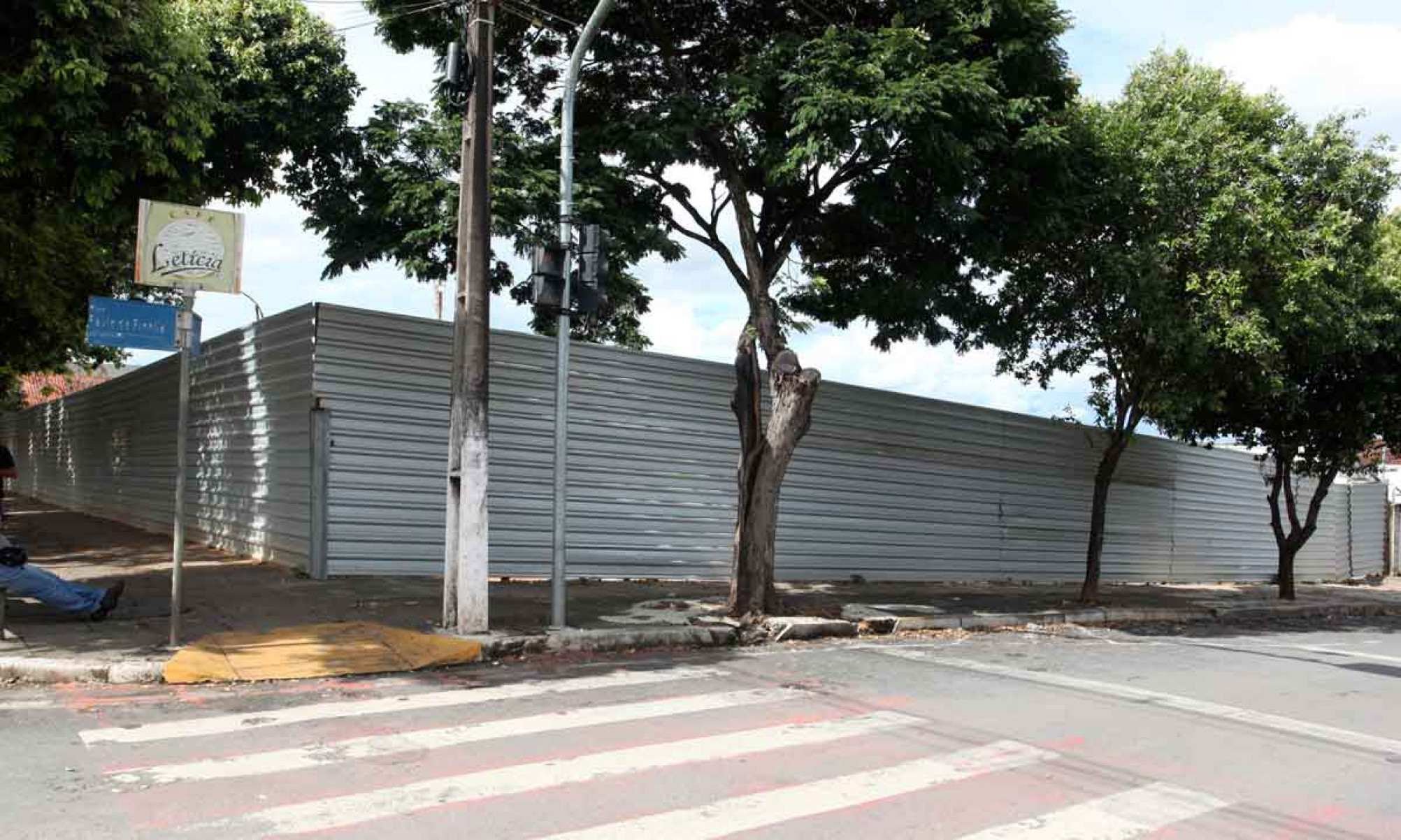 ...de outras da Avenida Ant&ocirc;nio Olinto, no Centro de Curvelo