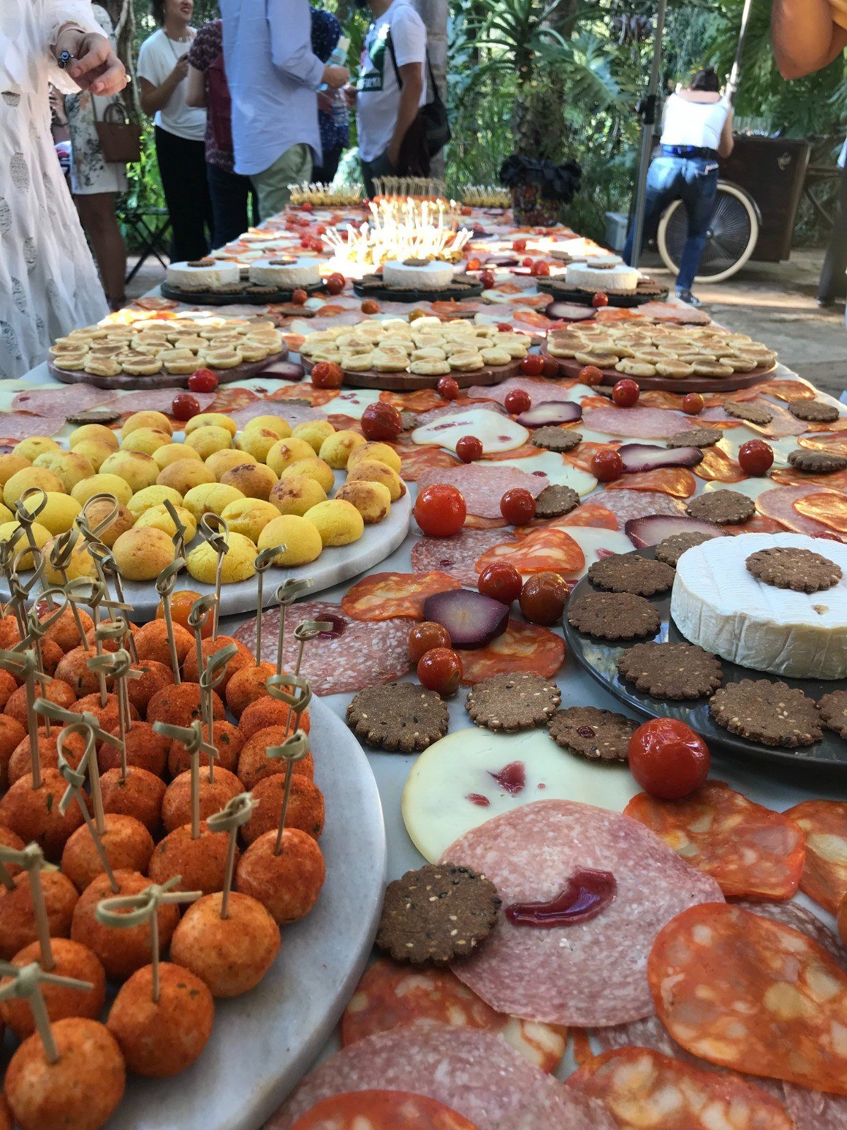 Na abertura da galeria de Yayoi Kusama no Inhotim, toda a comida era em formato de bolas, em refer&ecirc;ncia &agrave; obra da artista japonesa