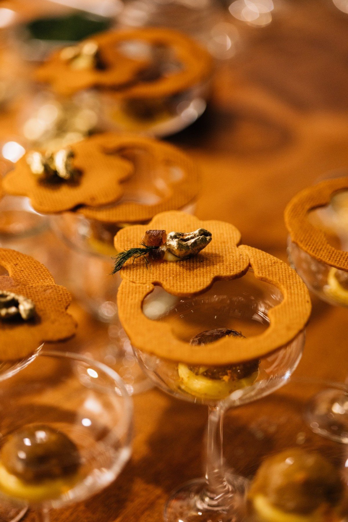 Com detalhes em ouro comest&iacute;vel caramelizado, a sobremesa em forma de drinque &eacute; inspirada na cl&aacute;ssica torta francesa de ma&ccedil;&atilde; tarte tartin