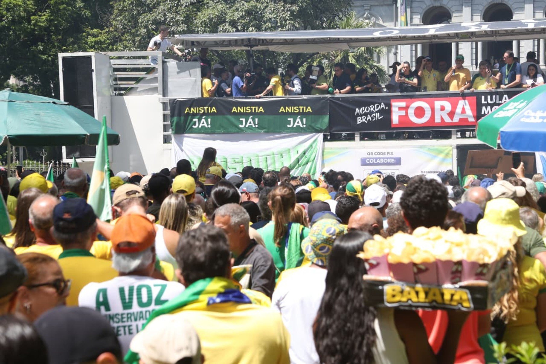 A manifestação é marcada por críticas aos ministros do STF, Toffoli e Moraes, além de críticas ao governo Lula