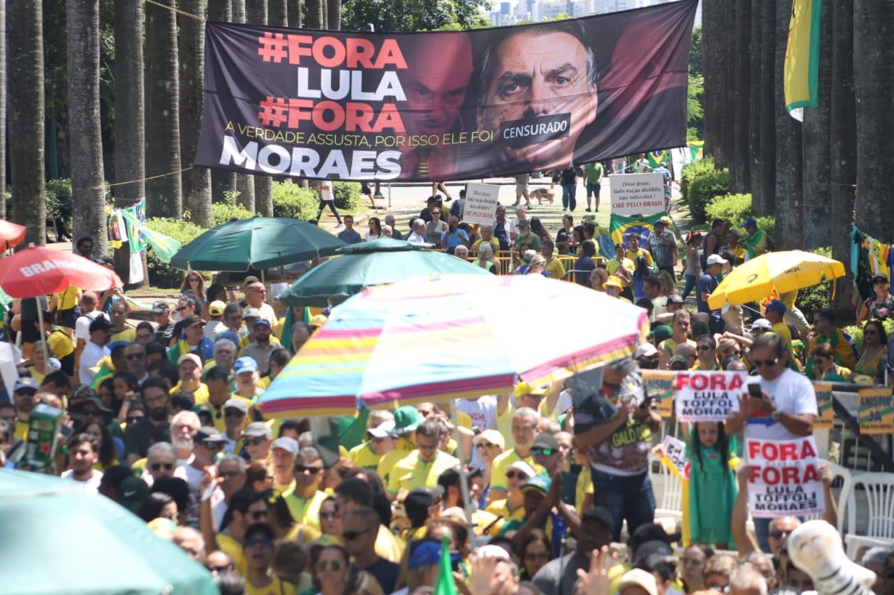 Público reage com aplausos à chegada de Nikolas Ferreira ao local do ato