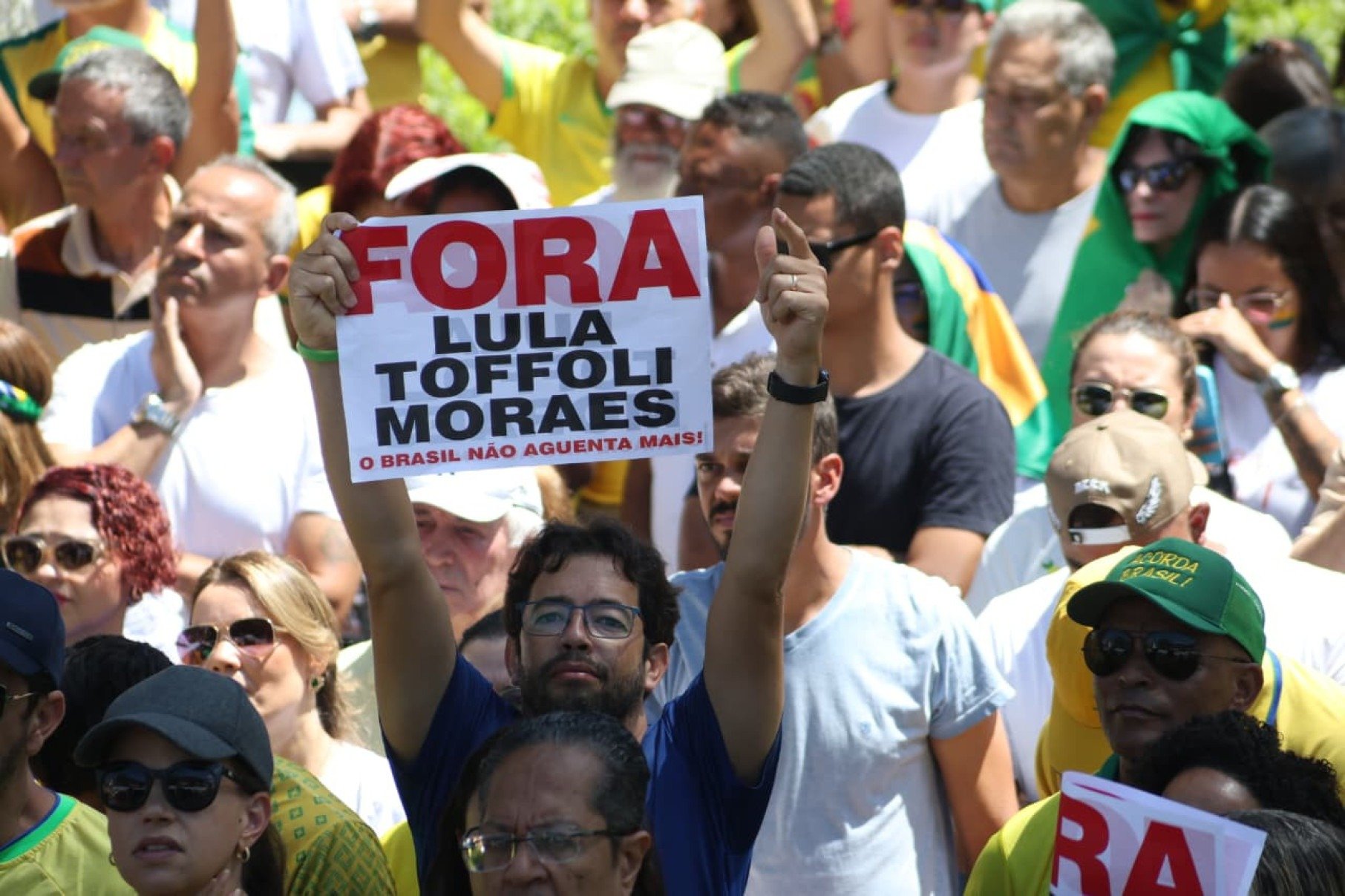 Vice-governador Mateus Simões participa de ato ao lado de Romeu Zema na Praça da Liberdade, em Belo Horizonte