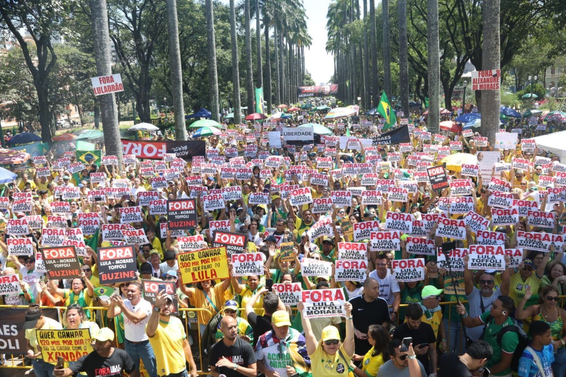 Manifestantes exibem cartazes e bandeiras durante mobilização na capital mineira