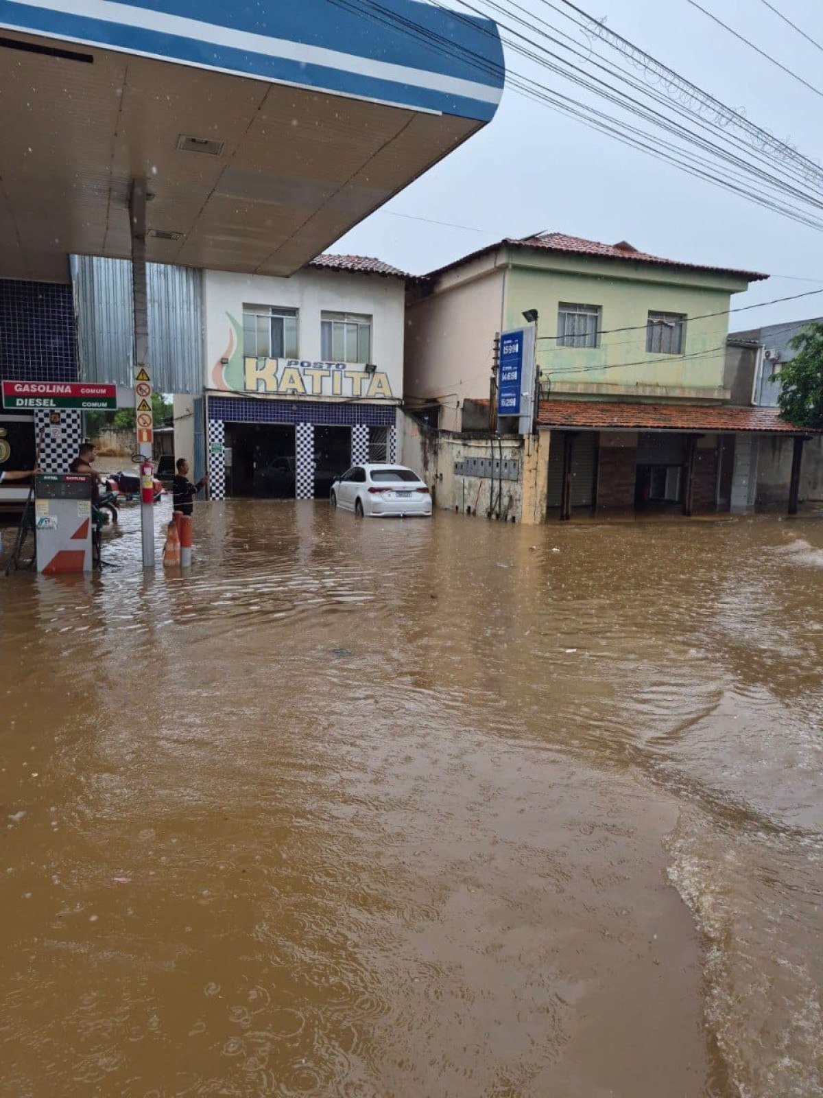 Chuva alaga ruas de Mato Verde, no Norte de Minas Gerais, neste domingo (1/3)-CBMMG/Divulgação