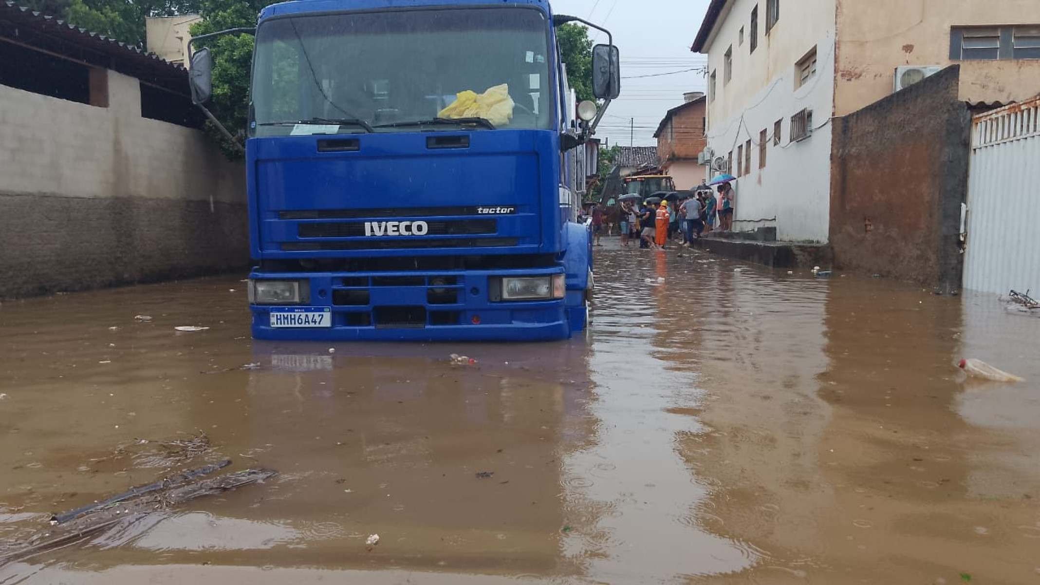 Chuva alaga ruas de Mato Verde, no Norte de Minas Gerais, neste domingo (1/3)-CBMMG/Divulgação