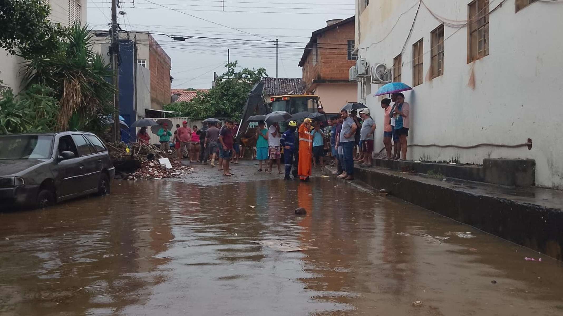 Chuva alaga ruas de Mato Verde, no Norte de Minas Gerais, neste domingo (1/3)-CBMMG/Divulgação
