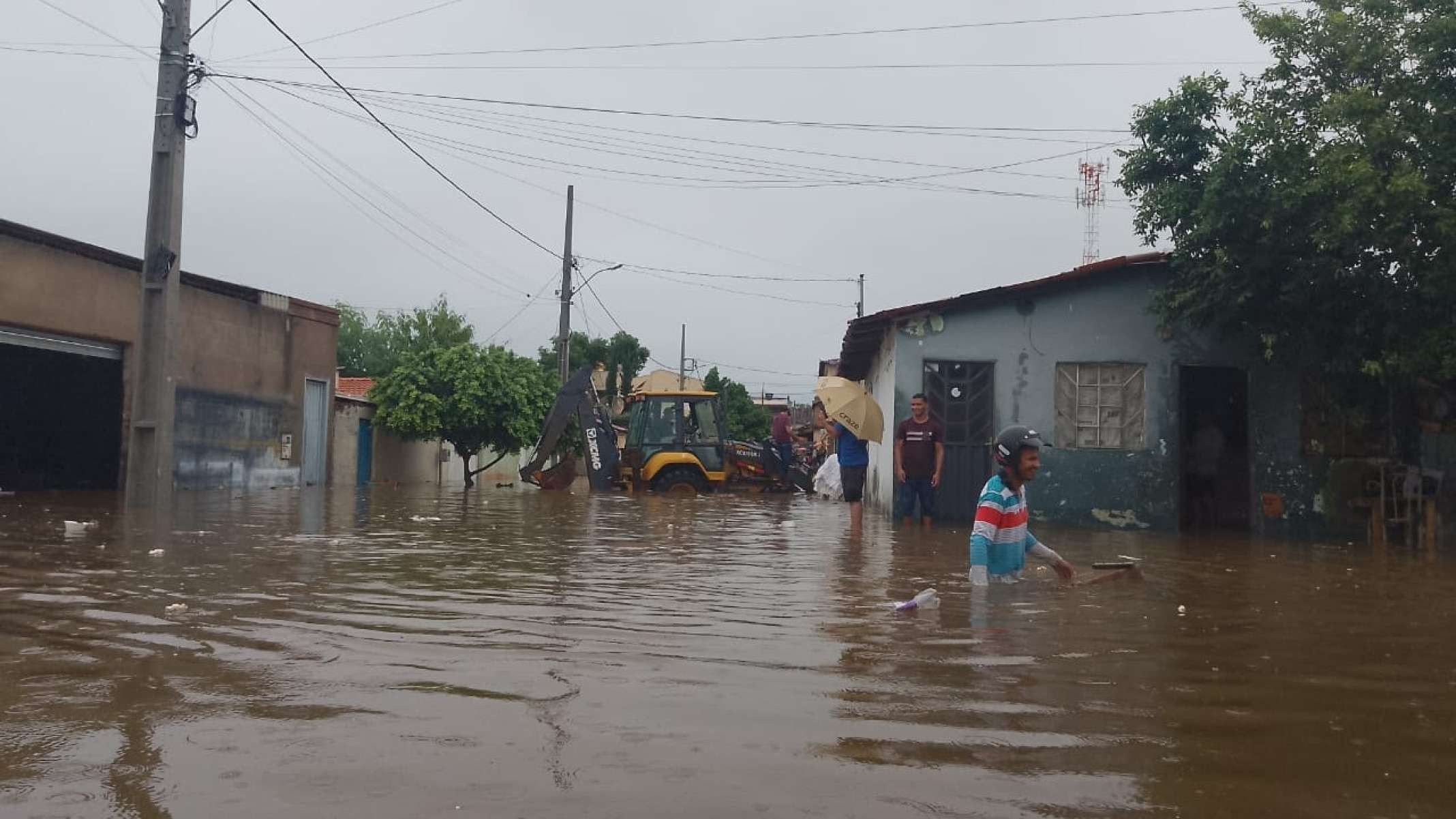 Chuva alaga ruas de Mato Verde, no Norte de Minas Gerais, neste domingo (1/3)-CBMMG/Divulgação