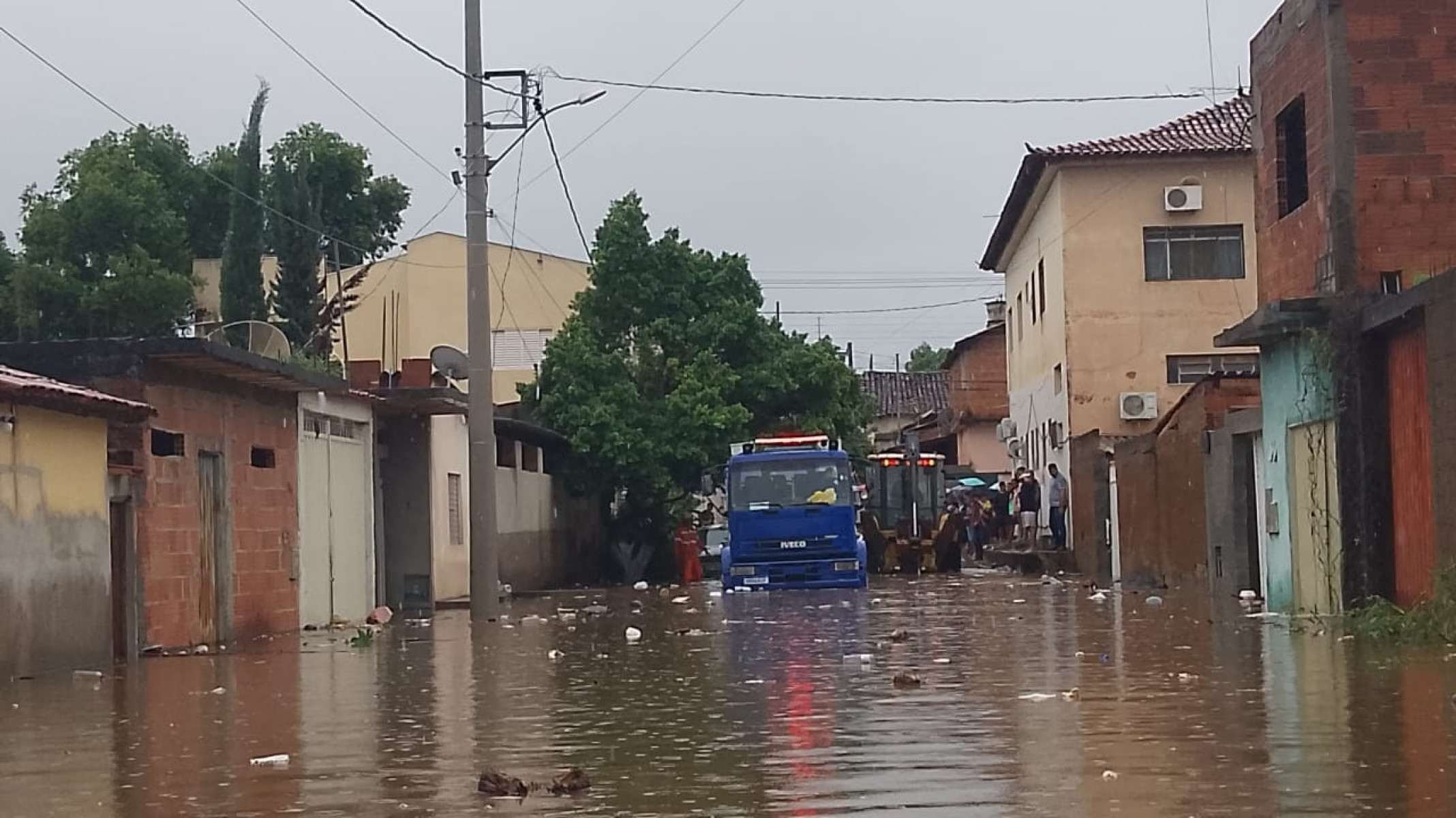 Chuva alaga ruas de Mato Verde, no Norte de Minas Gerais, neste domingo (1/3)-CBMMG/Divulgação