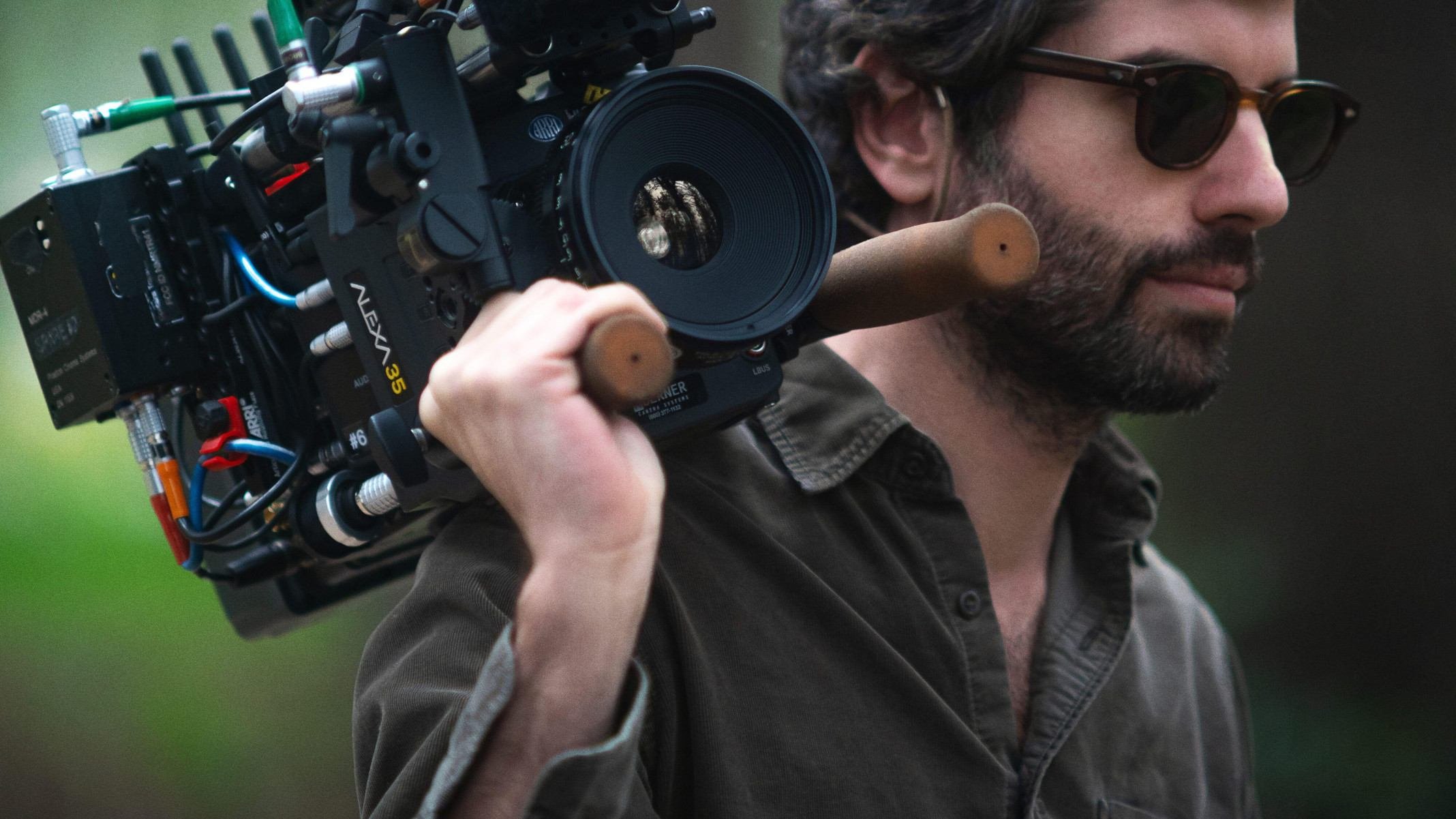 O diretor de fotografia Adolpho Veloso e o ator Joel Edgerton nas filmagens de <em>Sonhos de Trem</em> -  (crédito: Daniel Schaefer/Divulgação Netflix)