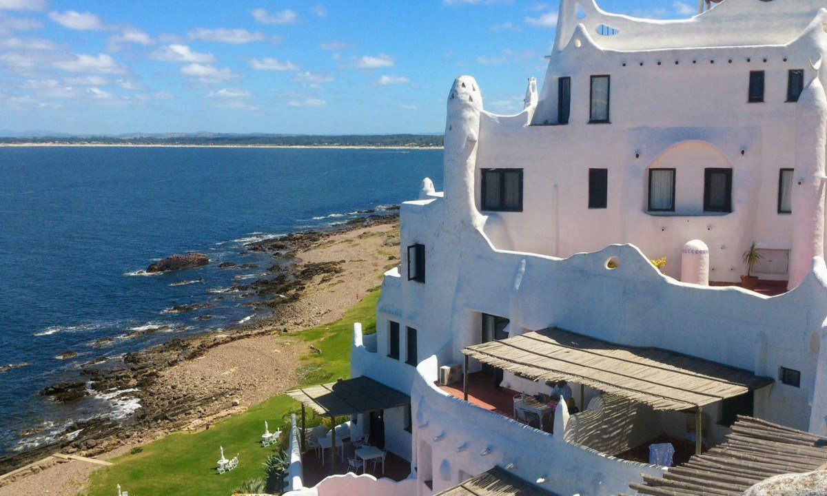 Casapueblo, localizada em Punta Ballena, &eacute; a obra-prima do artista uruguaio Carlos P&aacute;ez Vilar&oacute; 