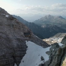 Casa encravada na montanha só dá acesso para alpinistas experientes - Reprodução/YouTube