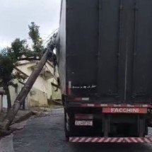Caminhão derruba poste e bombeiros são acionados para resgatar motorista