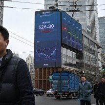 Petróleo e gás disparam; Bolsas operam em queda após ataques ao Irã - JADE GAO / AFP