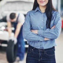 Vendedora é indenizada por uso de imagem em vídeos publicitários - FreePik