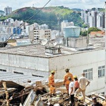 Equipes trabalham no Bairro Paineiras, uma das &aacute;reas mais atingidas pela s&eacute;rie de deslizamentos e desmoronamentos PROVOCADOS PELAS CHUVAS DE FEVEREIRO