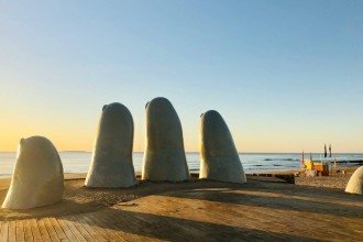 Escultura La Mano (Los Dedos) est&aacute; localizada Playa Brava, em Punta del Este. Obra do artista chileno Mario Irarr&aacute;zabal  -  (crédito: Jared Schwitzke/Unsplash)