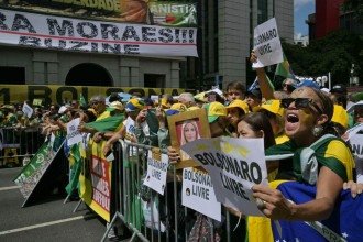 Flávio e aliados discursaram para apoiadores na Avenida Paulista -  (crédito: NELSON ALMEIDA / AFP)