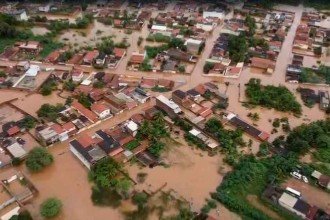 após seca e ainda fornecendo água em caminhões-pipa para 3 mil pessoas, espinosa entra agora em emergência por causa dos temporais

 -  (crédito: Lu Chagas/Assessoria deputado Arlen Santiago/Divulgação)