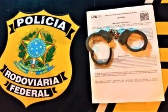 O passageiro foi encaminhado a Delegacia de Plantão da Polícia Civil em Montes Claros (MG) -  (crédito: PRF/Reprodução)