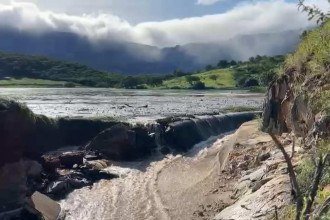 Barragem de Lages, em Porteirinha (MG) nesta segunda-feira (02/03) -  (crédito: Divulgação/CBMMG)