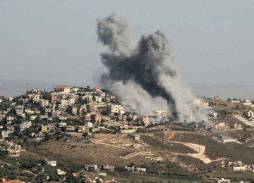 Ataque israelense na vila de Khiam, no sul do Líbano, perto da fronteira -  (crédito: Daher / AFP)