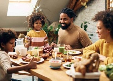 A mesa familiar é um espaço para construção de memórias significativas, parte importante na formação de identidade, pertencimento cultural e continuidade emocional -  (crédito: Freepik)