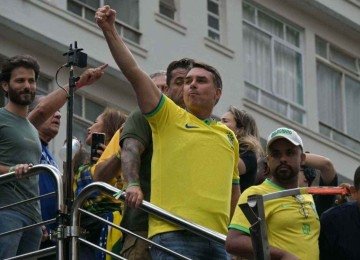 ‘Pai, em janeiro de 2027 você vai pessoalmente subir aquela rampa do Planalto junto com o povo brasileiro’, disse Flávio -  (crédito: Nelson Almeida/AFP)