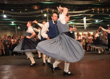 Governo Lula autoriza captação de R$ 4 milhões via Lei Rouanet para desfiles da Oktoberfest de Blumenau -  (crédito:  Eraldo Schnaider/Oktober)