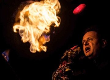 Catin Nardi e o Teatro Navegante, uma das atrações da mostra em Macacos
 -  (crédito: Íris Zanetti/Divulgação)