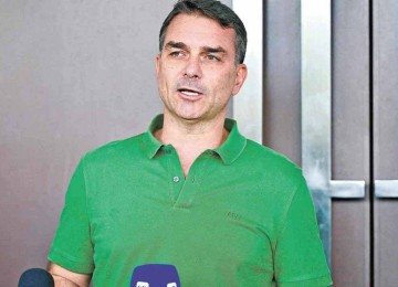 Flávio Bolsonaro se reunirá com Ratinho Jr. esta semana para lhe dizer que, caso 
mantenha a candidatura à Presidência, o PL irá apoiar ao governo o senador Sergio Moro -  (crédito: EVARISTO SÁ/AFP)