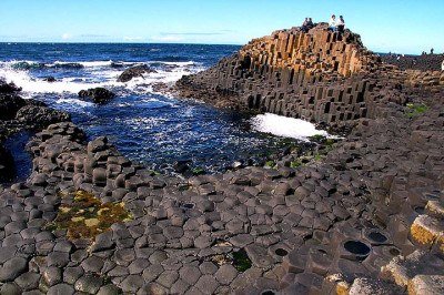 <p>A Calçada dos Gigantes é uma formação geológica única situada na costa norte da Irlanda do Norte, perto da cidade de Bushmills. É composta por cerca de 40 mil colunas de basalto interligadas, criadas por atividade vulcânica antiga.</p>
 -  (crédito: code poet /Wikimédia Commons)