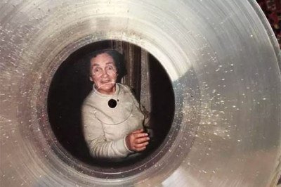 <p>Imagina só colocar um disco de vinil para tocar e descobrir que ele representa muito mais do que apenas algumas músicas gravadas, mas uma memória física de alguém que já morreu?</p>
 -  (crédito:  Divulgação AND VINYLY)