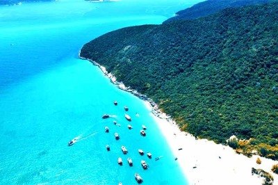 <p>Conhecida como o “Caribe brasileiro”, Arraial do Cabo é um dos destinos mais impressionantes do litoral fluminense. Entre suas inúmeras atrações naturais, a Praia do Farol se destaca como um verdadeiro tesouro.</p>
 -  (crédito:  Reprodução do Youtube Guilherme Spengler)