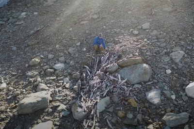 <p>Arqueólogos que atuam na Noruega descobriram um vasto e bem preservado sistema de armadilhas para renas com cerca de 1.500 anos, revelado pelo derretimento do gelo.</p>
 -  (crédito: Reproduc?a?o/YouTube)