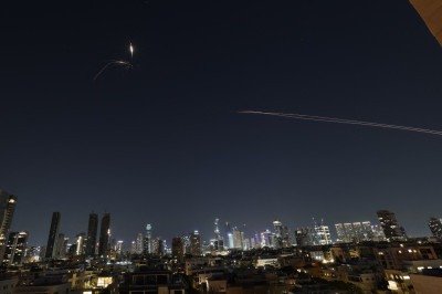 Rastros de foguetes são vistos no céu em meio a uma nova série de ataques com mísseis iranianos sobre a cidade costeira israelense de Tel Aviv -  (crédito:  Jack GUEZ/AFP)
