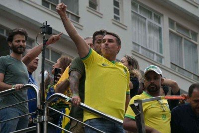 ‘Pai, em janeiro de 2027 você vai pessoalmente subir aquela rampa do Planalto junto com o povo brasileiro’, disse Flávio -  (crédito: Nelson Almeida/AFP)