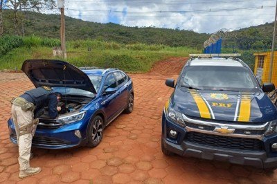 Durante a abordagem, os policiais verificaram ind&iacute;cios de adultera&ccedil;&otilde;es nos elementos de identifica&ccedil;&atilde;o veicular -  (crédito: PRF/Divulga&ccedil;&atilde;o)