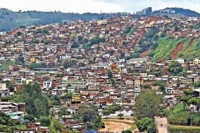 Vista do Rio Paraibuna depois das chuvas do dia 24 em Juiz de Fora: 
curso d’água atravessa áreas densamente urbanizadas, que ficarAM alagadas -  (crédito: Leonardo Costa/Tribuna de Minas)