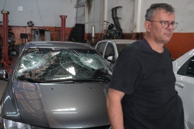 Suspeito promoveu um quebra-quebra no local, danificando quatro veículos dentro da oficina e outro no momento do atropelamento -  (crédito: Leandro Couri/EM/D.A.Press)