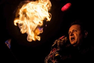 Catin Nardi e o Teatro Navegante, uma das atrações da mostra em Macacos
 -  (crédito: Íris Zanetti/Divulgação)