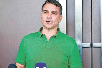 Flávio Bolsonaro se reunirá com Ratinho Jr. esta semana para lhe dizer que, caso 
mantenha a candidatura à Presidência, o PL irá apoiar ao governo o senador Sergio Moro -  (crédito: EVARISTO SÁ/AFP)