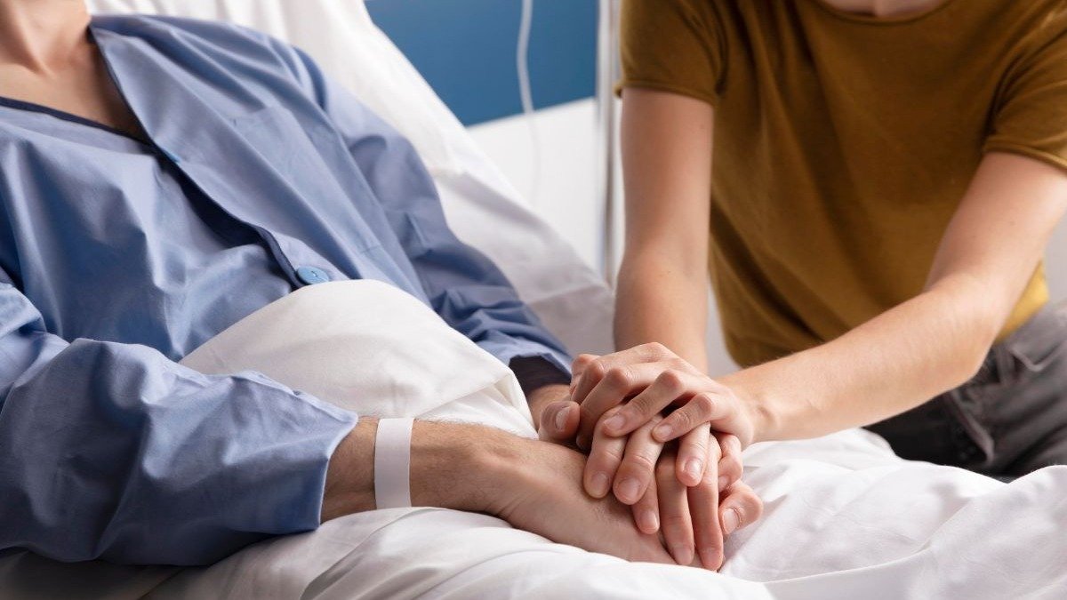 Paciente internado recebe apoio, representando a busca por tratamento diante de doen&ccedil;as p&oacute;s-enchentes. -  (crédito: Freepik)