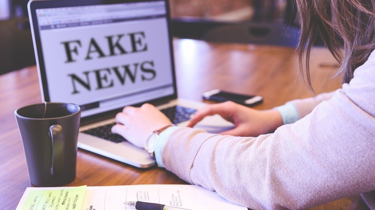 Como não cair em fake news durante uma guerra; siga 5 passos - memyselfaneye/ Pixabay