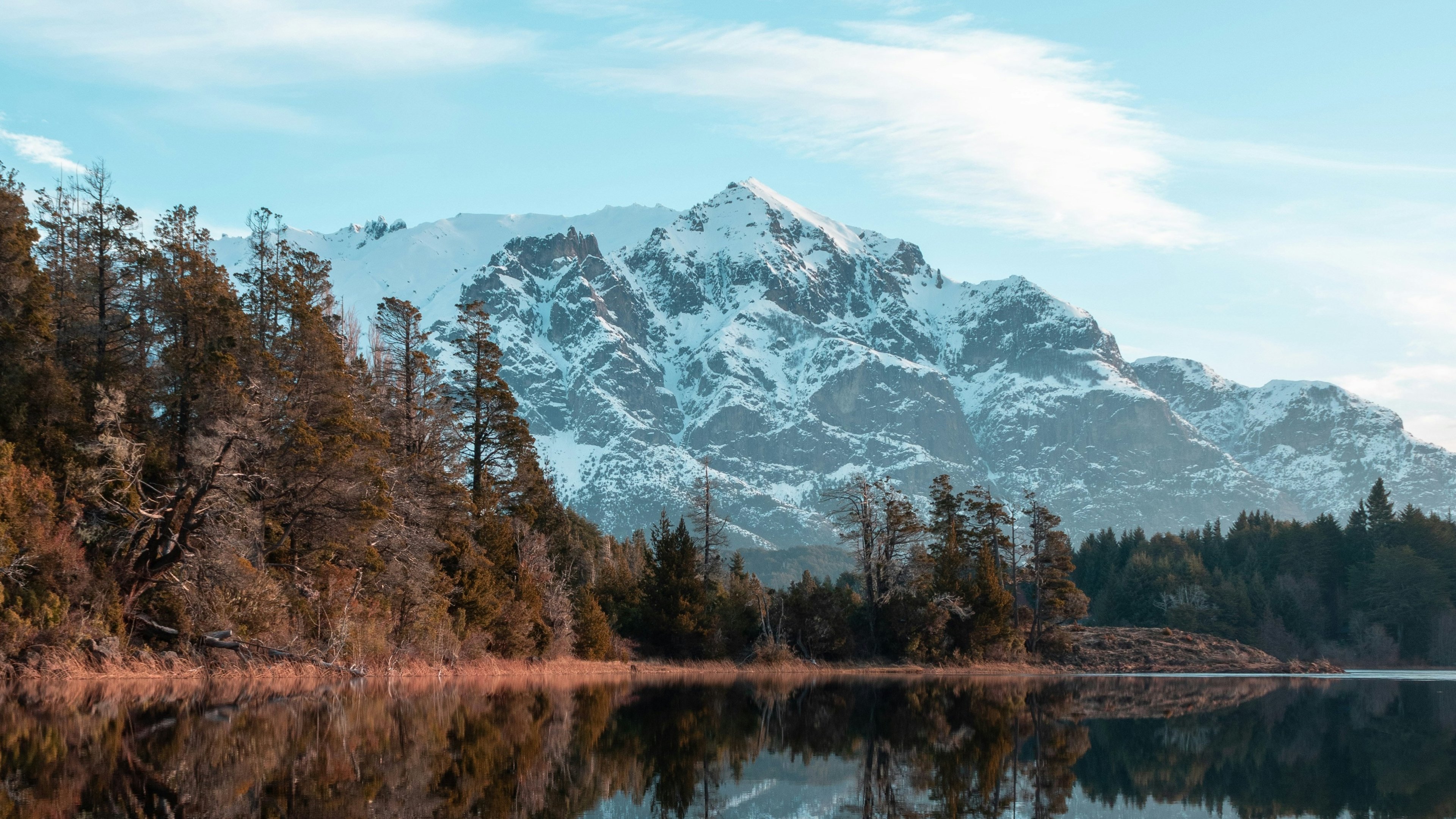 O cen&aacute;rio de montanhas e lagos nevados em Bariloche, destino preferido para a temporada de inverno. -  (crédito: Emilio Luj&aacute;n on Unsplash)