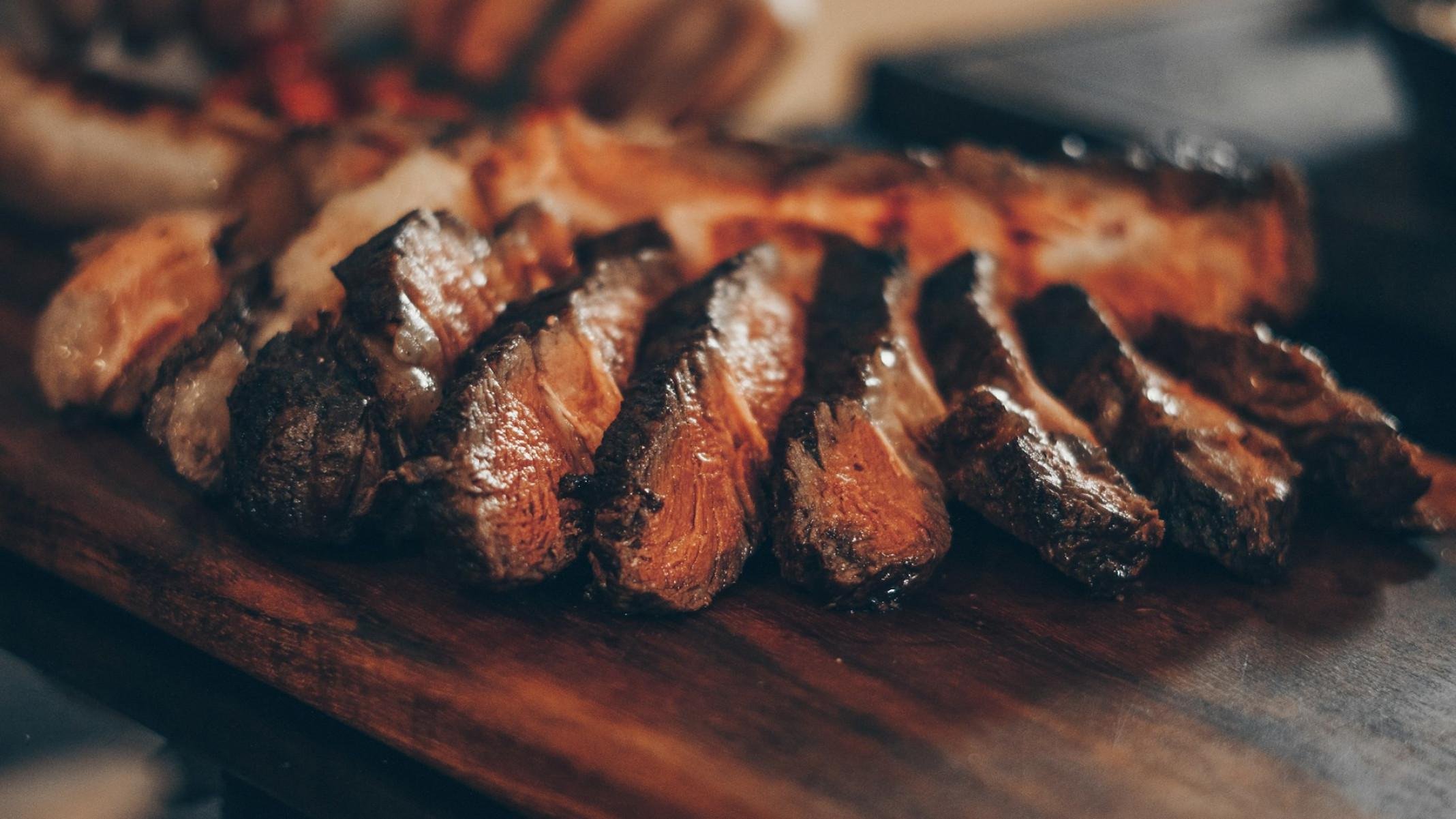 No Uruguai, deguste de um bom churrasco na brasa, sem pressa e com um bom vinho
-Emerson Vieira/Unsplash 